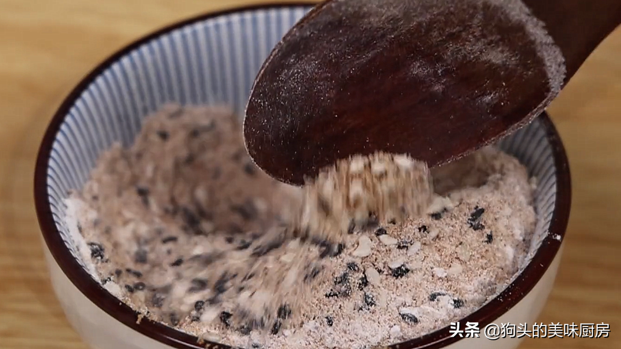 油炸糕总是做不好，大厨教你一招，鼓大泡又酥脆，保证不开裂