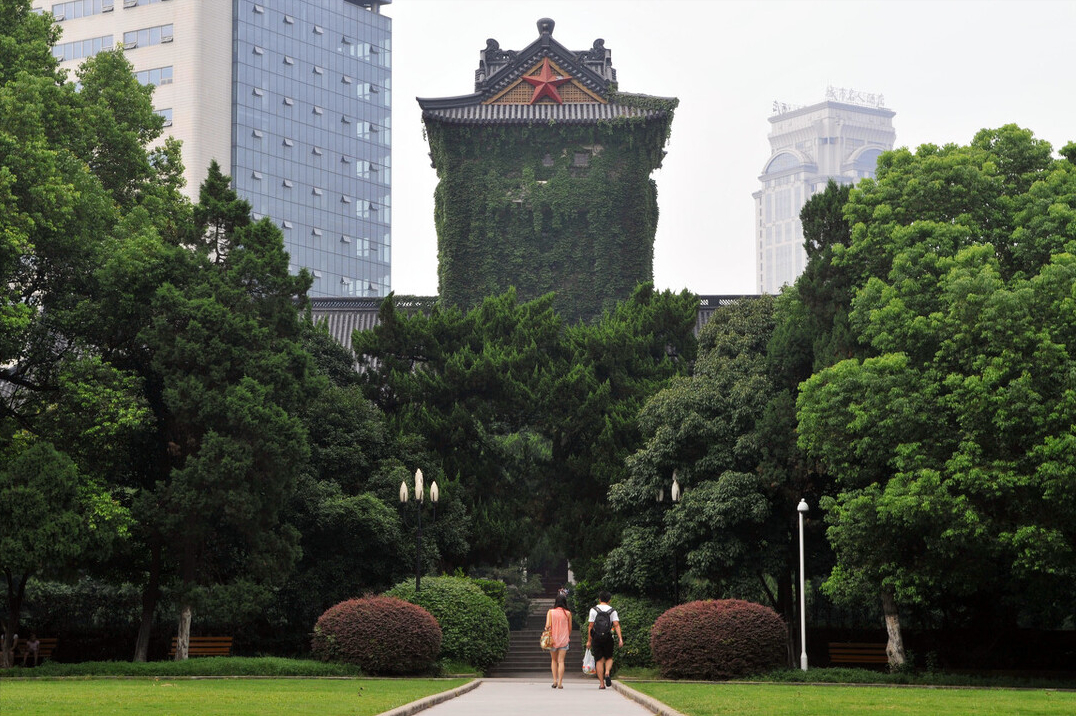 这所大学曾被誉为亚洲第一，如今排名叫人惋惜，被指走了下坡路