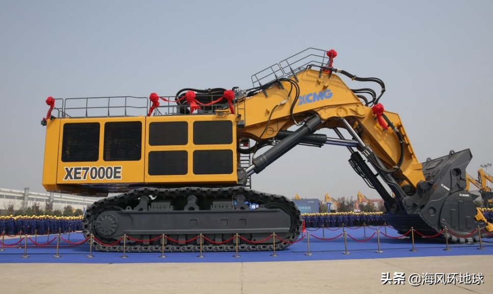重700吨,挖掘高度18.7米,一斗挖60吨煤,它是世界最大挖掘机