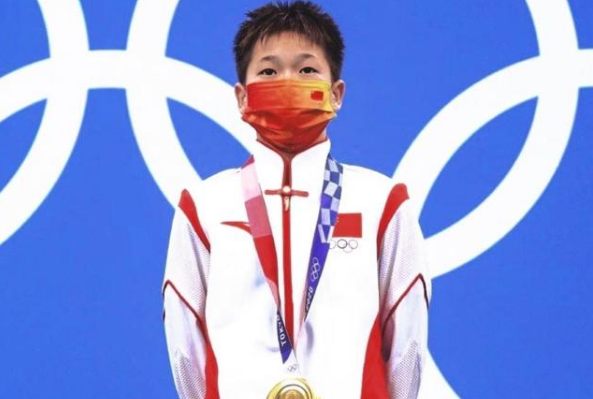 钦佩！全红婵家人首次接受奖励，豪车盛情难却，无任何捞金行为