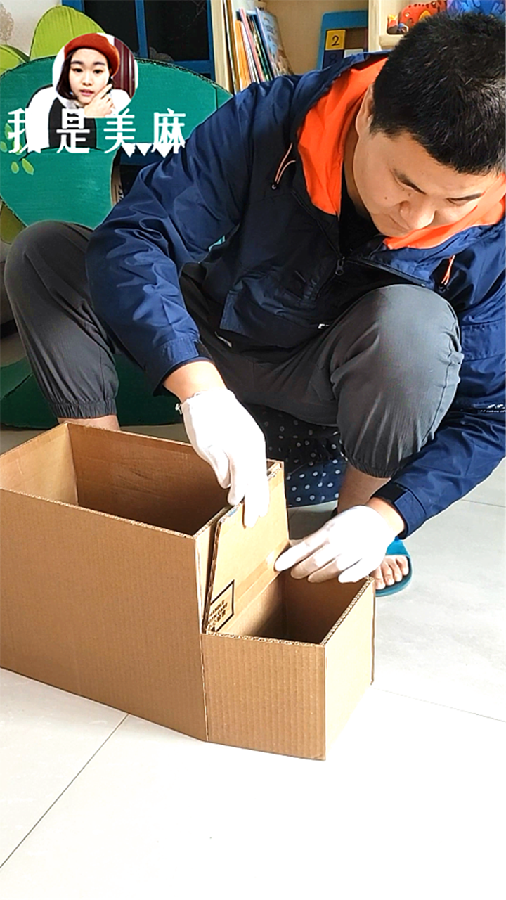 纸箱还能这样玩，爸爸做了一辆幼儿园校车，做法超简单，一看就会