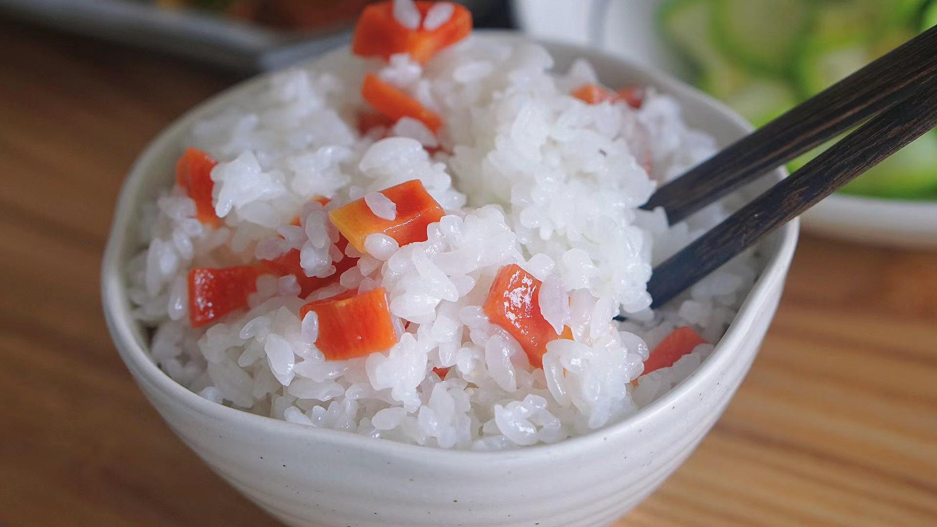 微波炉煮米饭怎么操作（十分钟做出美味的米饭）
