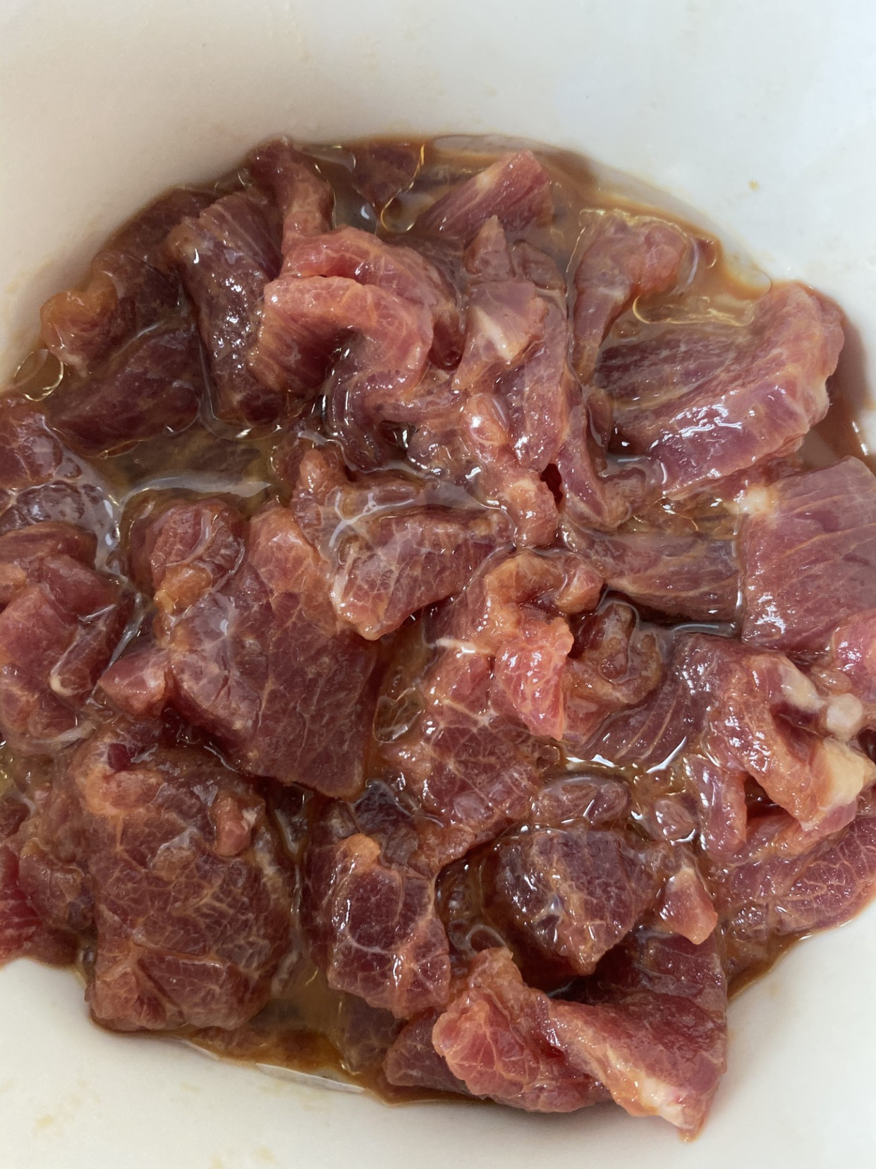 牛肉怎么腌才嫩？大厨教你3个技巧，不放料酒不放鸡蛋，滑嫩可口