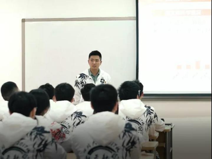保送清北！四川“最牛”学霸寝室：收到22所名校offer，获13万奖学金！