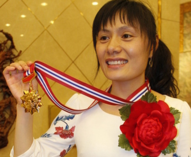 14岁辍学打工，刘丽靠洗脚供百位贫困生，2010年感动中国后如何了