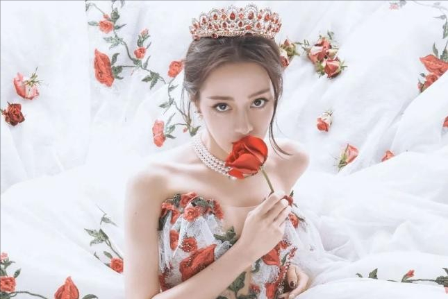 迪丽热巴VS古力娜扎，两位来自新疆的女星到底谁最好看？