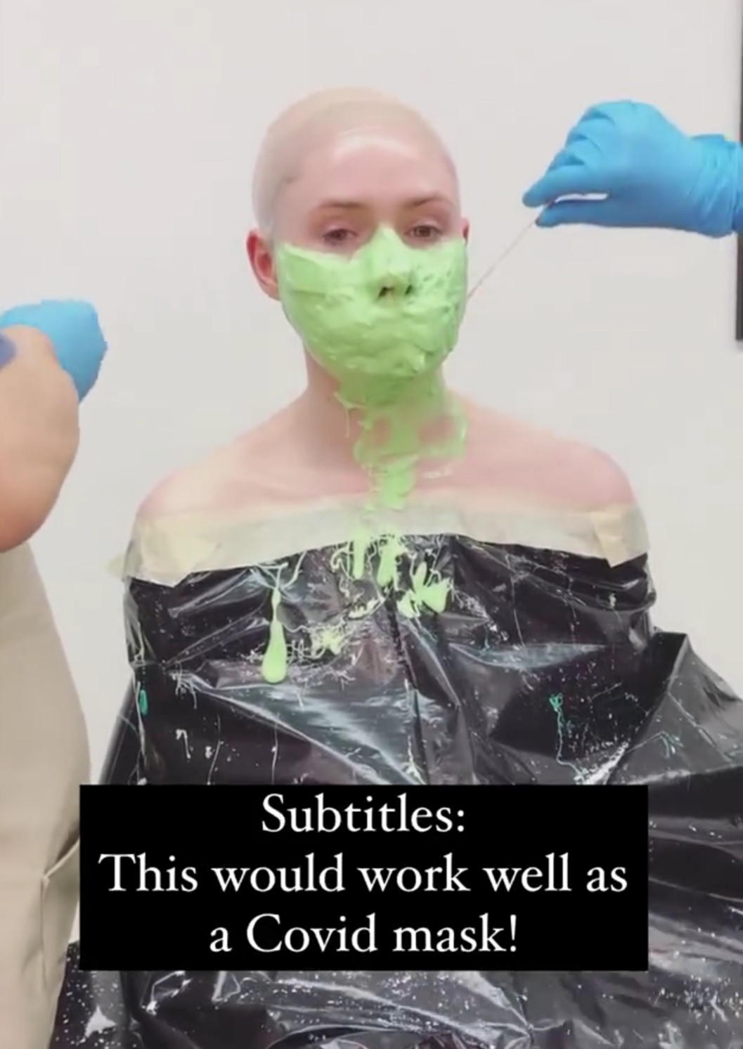 漫威星云晒幕后的妆，上半身被涂上绿色石膏，网友：又害了美女