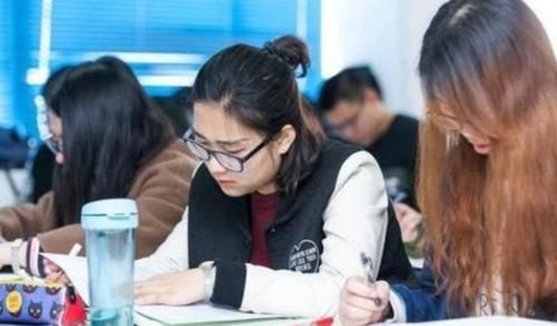 高中生活VS大学生活，差距一目了然，网友直呼人间真实