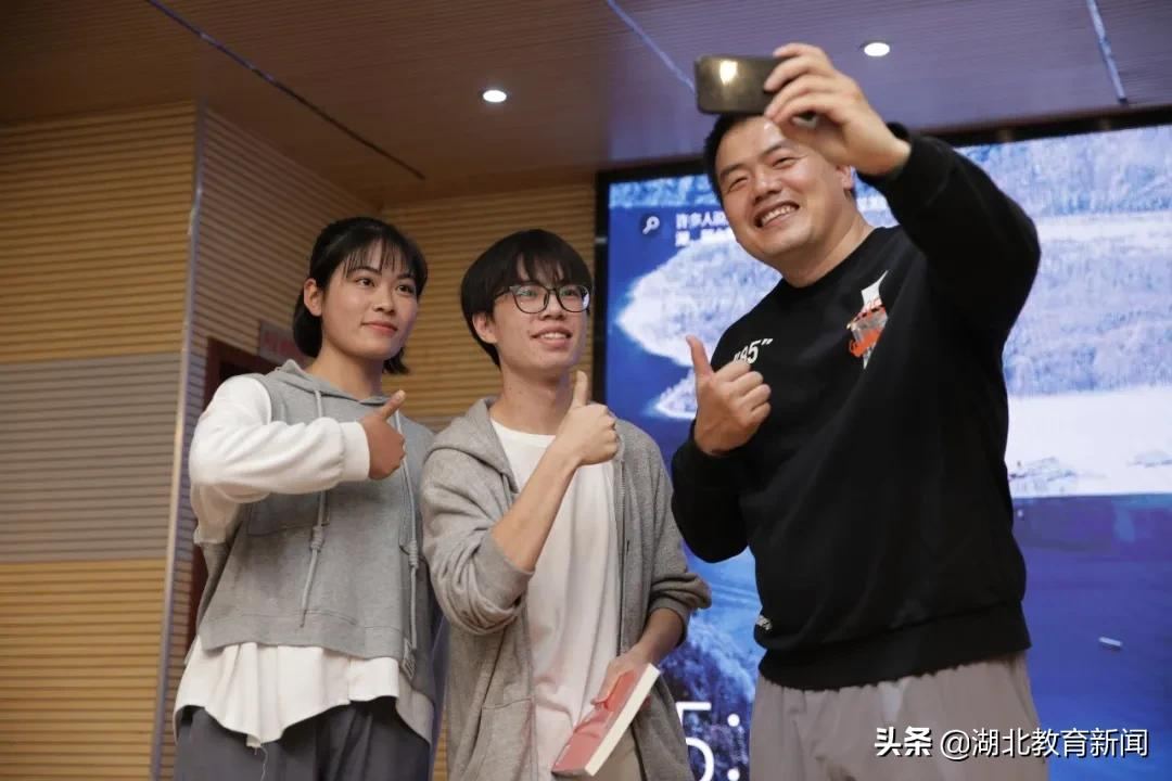 “生命摆渡人”汪勇竟向学生们展示自己的“朋友圈”？这堂大思政课太活了