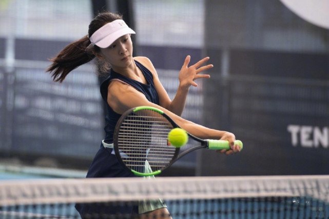 幸福！田亮重现8年前与女儿温情瞬间，单手抱13岁森碟直呼费劲