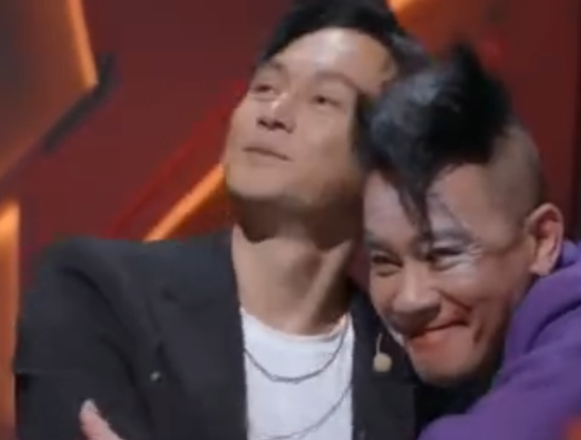 袁咏仪穿羽绒服与张智霖现身机场，大仙冷得穿两件外套，对望好甜