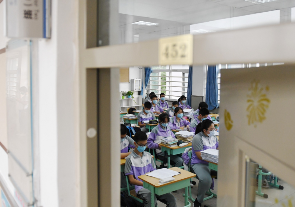 上海学校问卷调查涉及“自杀准备情况”，家长愤怒：在诱导自杀？