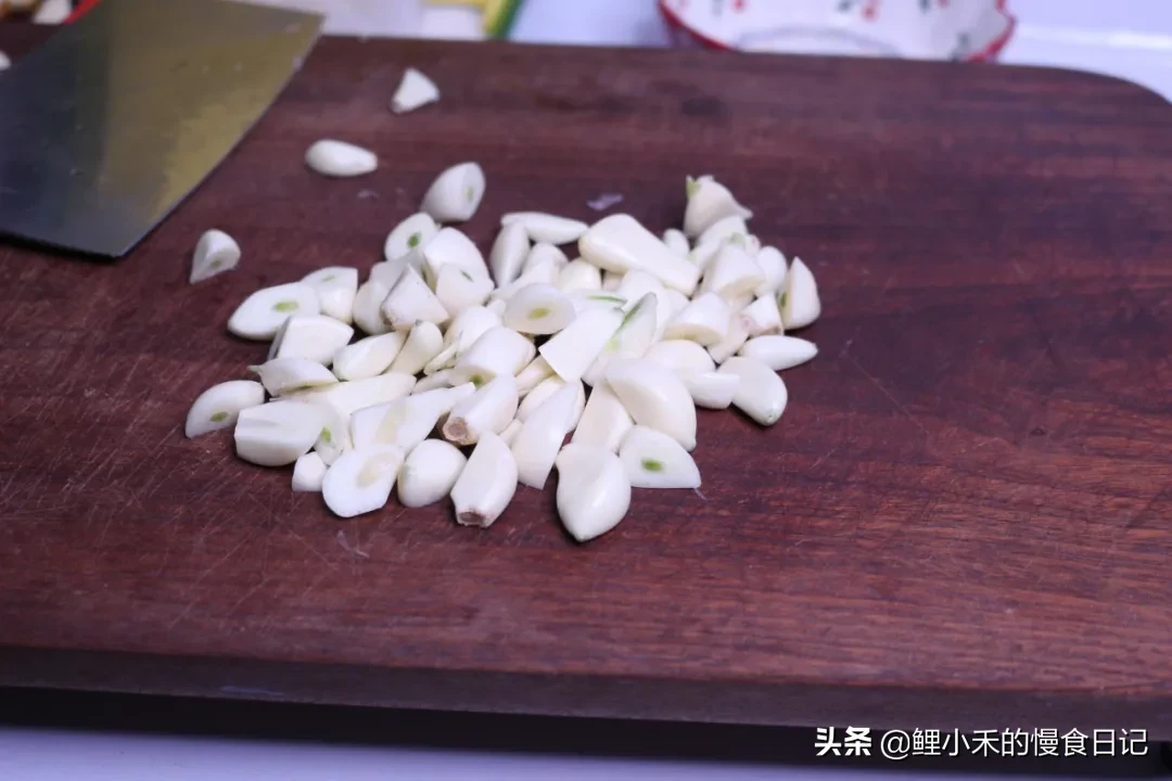 香菜根如何腌制好吃（腌成小咸菜每餐来一点解腻又美味）