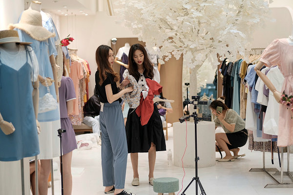 广州美女创业记：20平时尚服装店装修效果图惊艳亮相
