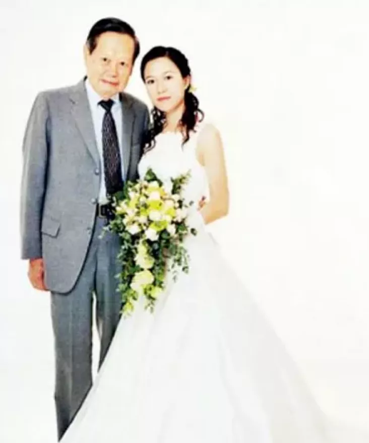 杨振宁和妻子翁帆(28岁翁帆嫁给82岁杨振宁，究竟图什么？17年后翁帆说了真话)