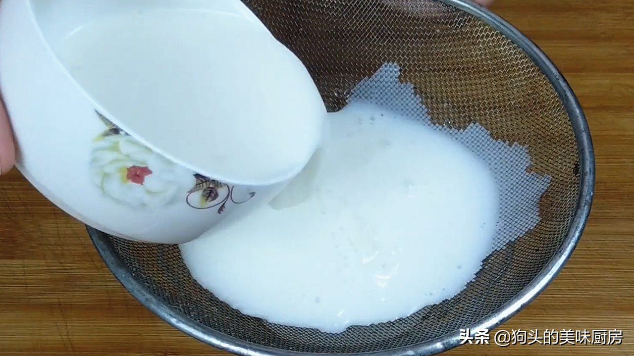 牛奶鸡蛋放锅里蒸，广东的双皮奶就这么简单，干净卫生无添加