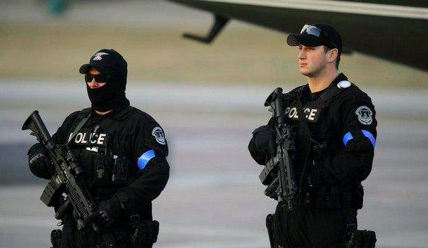 电影《刺杀据点》特勤局的执法人员分特工和守卫,前者是我们在电影中