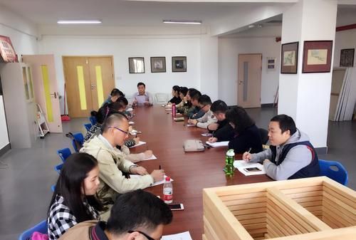 校长痛批教师上课两大现象，老师：烦请领导放下麦克风，站着开会