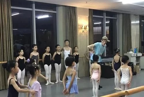 男版杨丽萍，为舞蹈终生未娶，如今生活不能自理，靠学生家长照顾