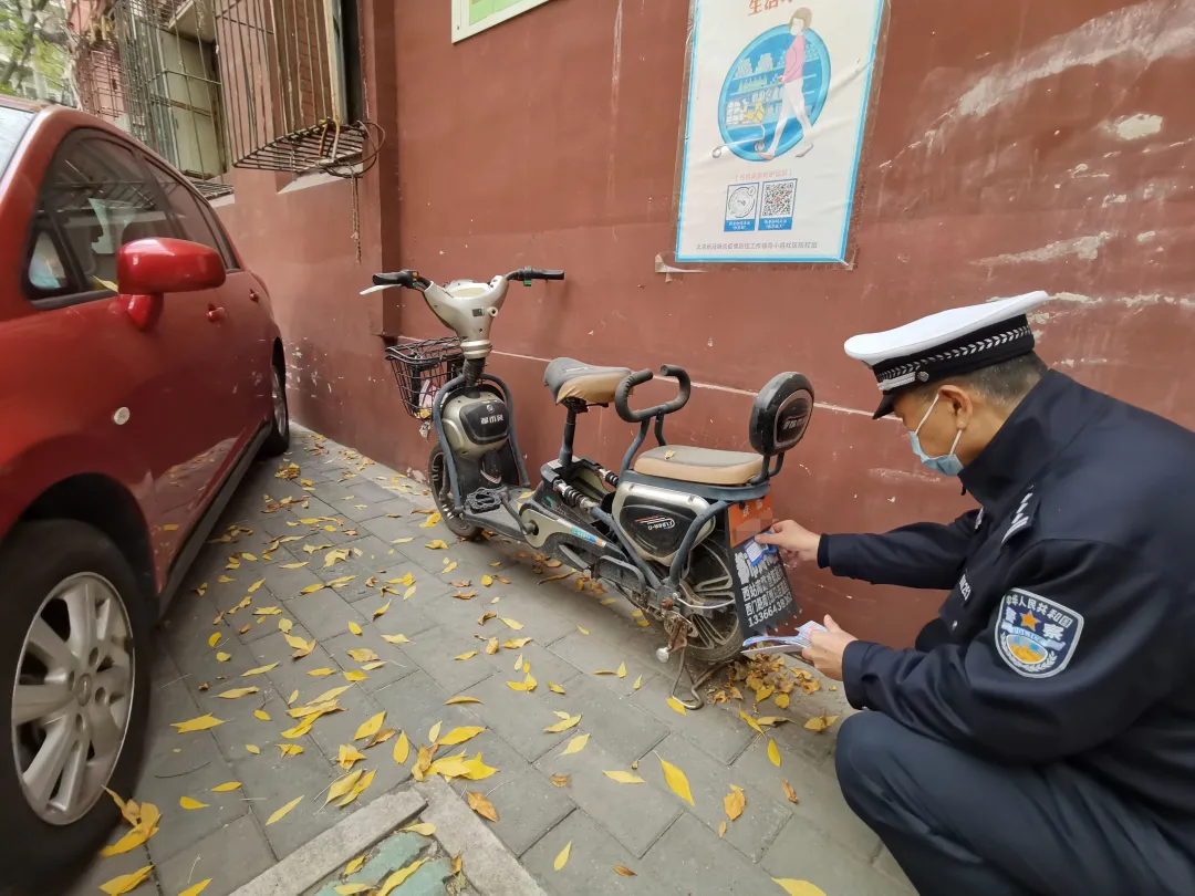 交警严查超标电动车违法上路！