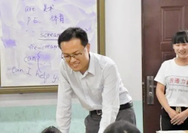 那位感动中国的支教老师，曾刺痛大众眼睛，已任县领导近3年