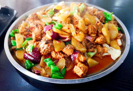 重庆这所高校：坐拥四大校区，出门就是地铁，食堂宿舍堪称