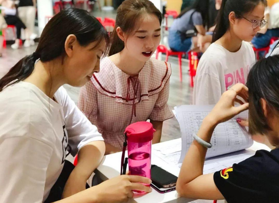 今年高考人数突破1078万，学生想上“本科”，需要考多少分？