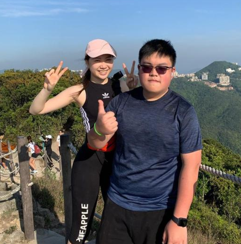 甄子丹17岁女儿晒照，皮肤白暂大长腿逆天，继承妈妈模特好基因