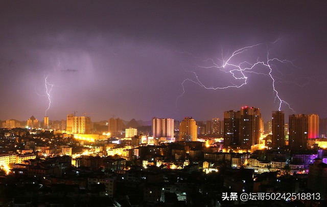 秋夜雷雨，声声入耳，风雨交加，静静地听：雨声阵阵，雷声滚滚