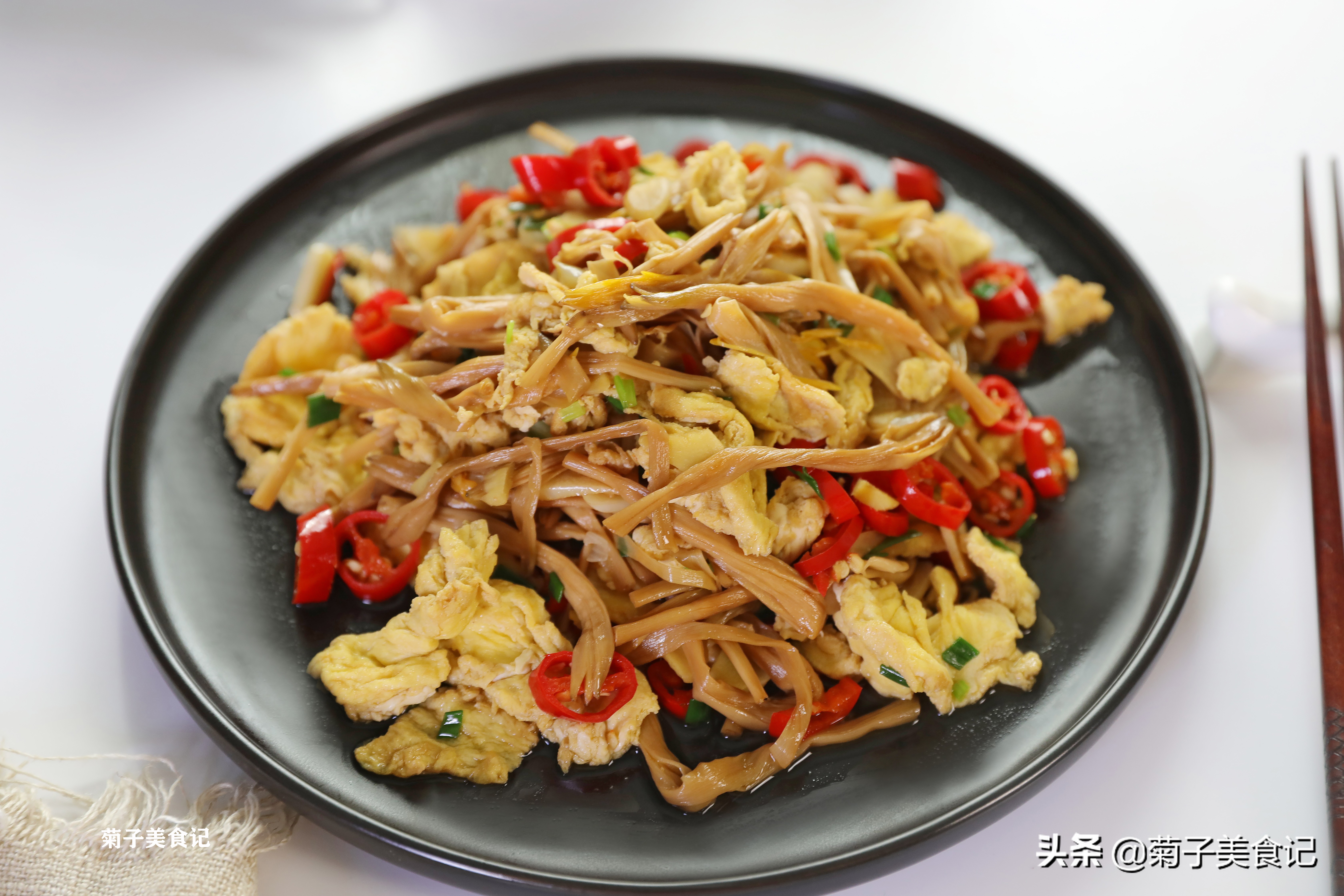 黄花菜炒鸡蛋怎么做？正确处理黄花菜是关键，鲜香味美，简单易学