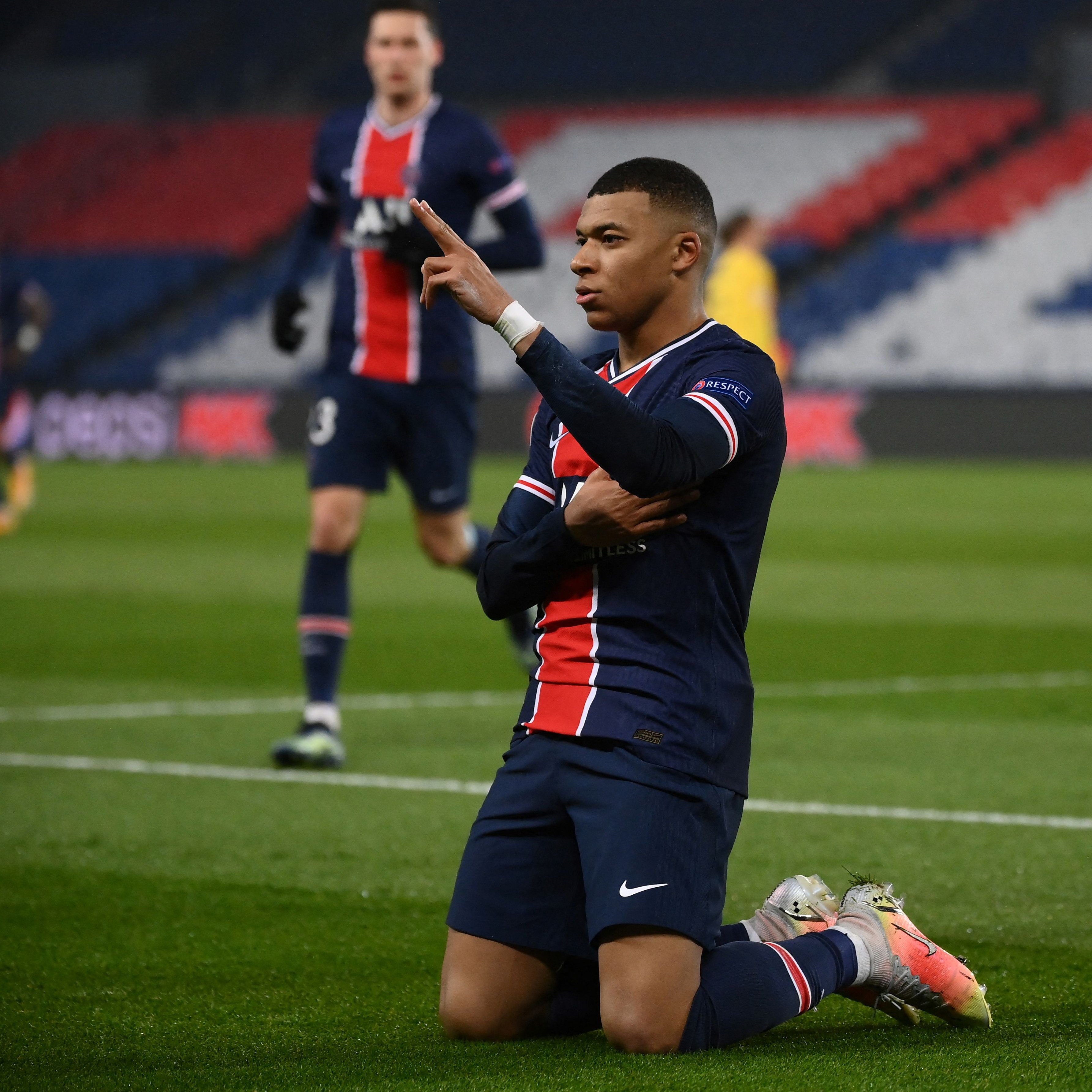 欧冠巴萨梅西打入大巴黎首球梅西点球传给苏亚雷斯