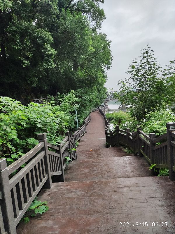 老人莫去风雨桥，平坦大道更牢靠