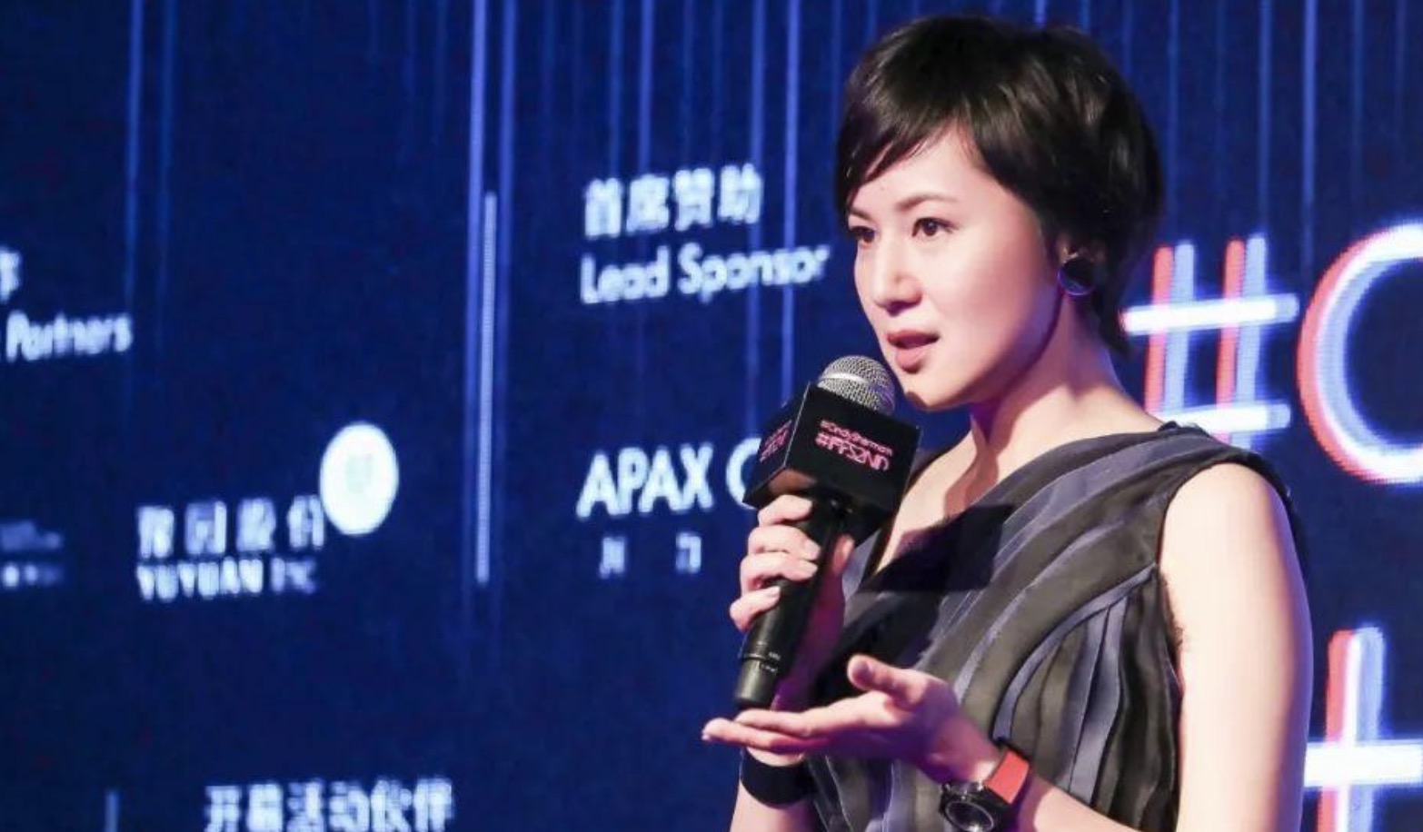 上海低调富豪：掌舵中国最强投资集团，农村出身却娶了知名女主持