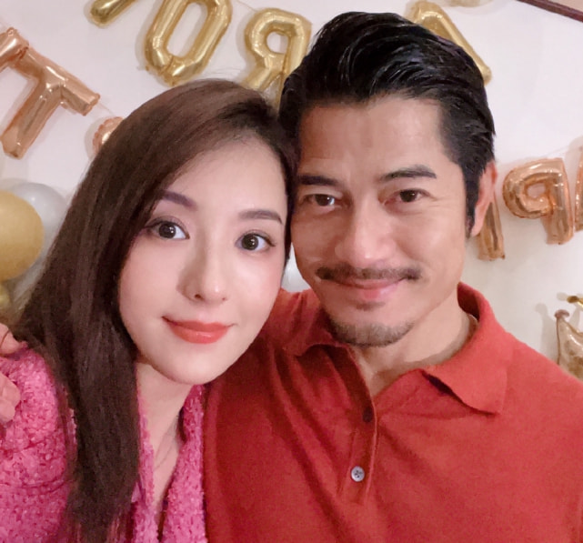 方媛晒一家四口过万圣节，郭富城点赞互动秀恩爱，俩女儿扮相可爱