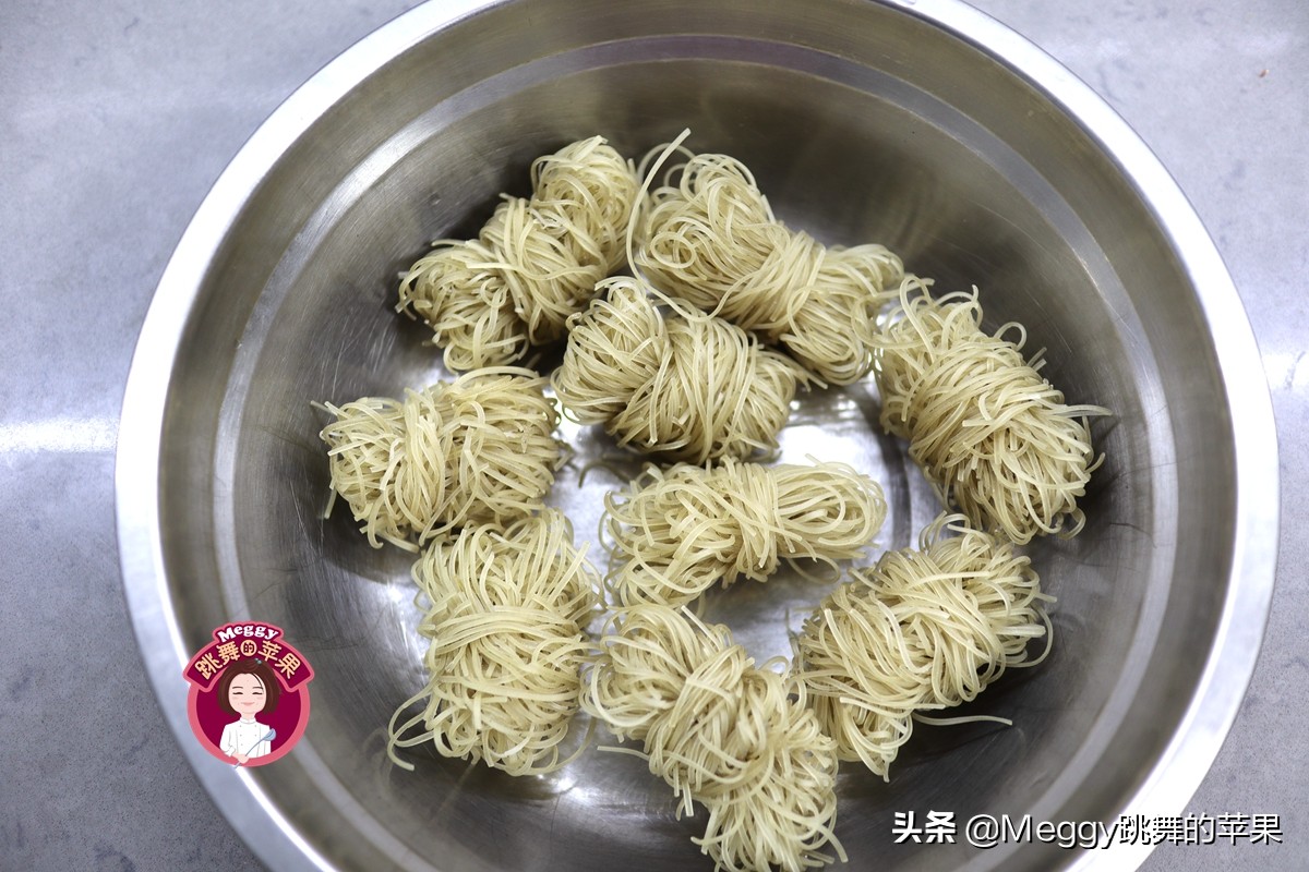 除了酸辣粉，红薯粉条还能做什么？巧用火锅底料，一家四口吃得欢