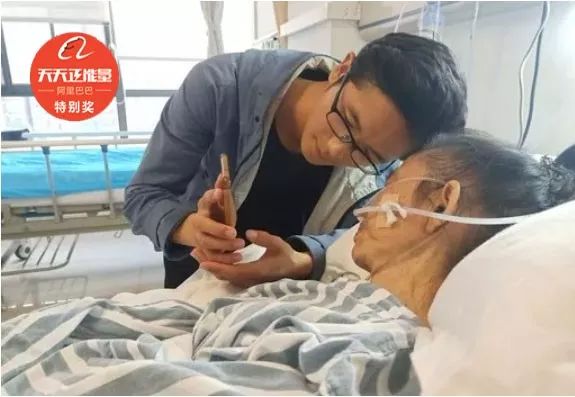 上课常迟到还要家人陪读？21岁学霸背后的秘密让人泪目…