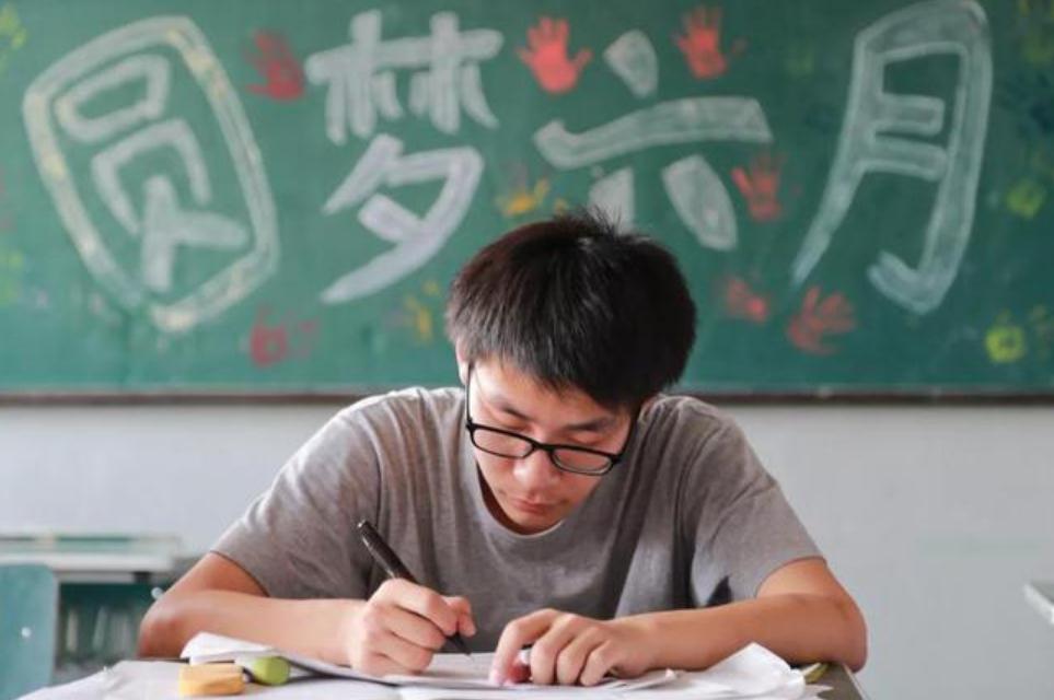 高考生迎来好消息，“高考小年”或成定局，压线生报考有优势