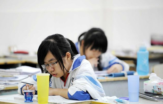 2021高考刚过一本分数线，冲刺还是以保为主？班主任告诉你答案