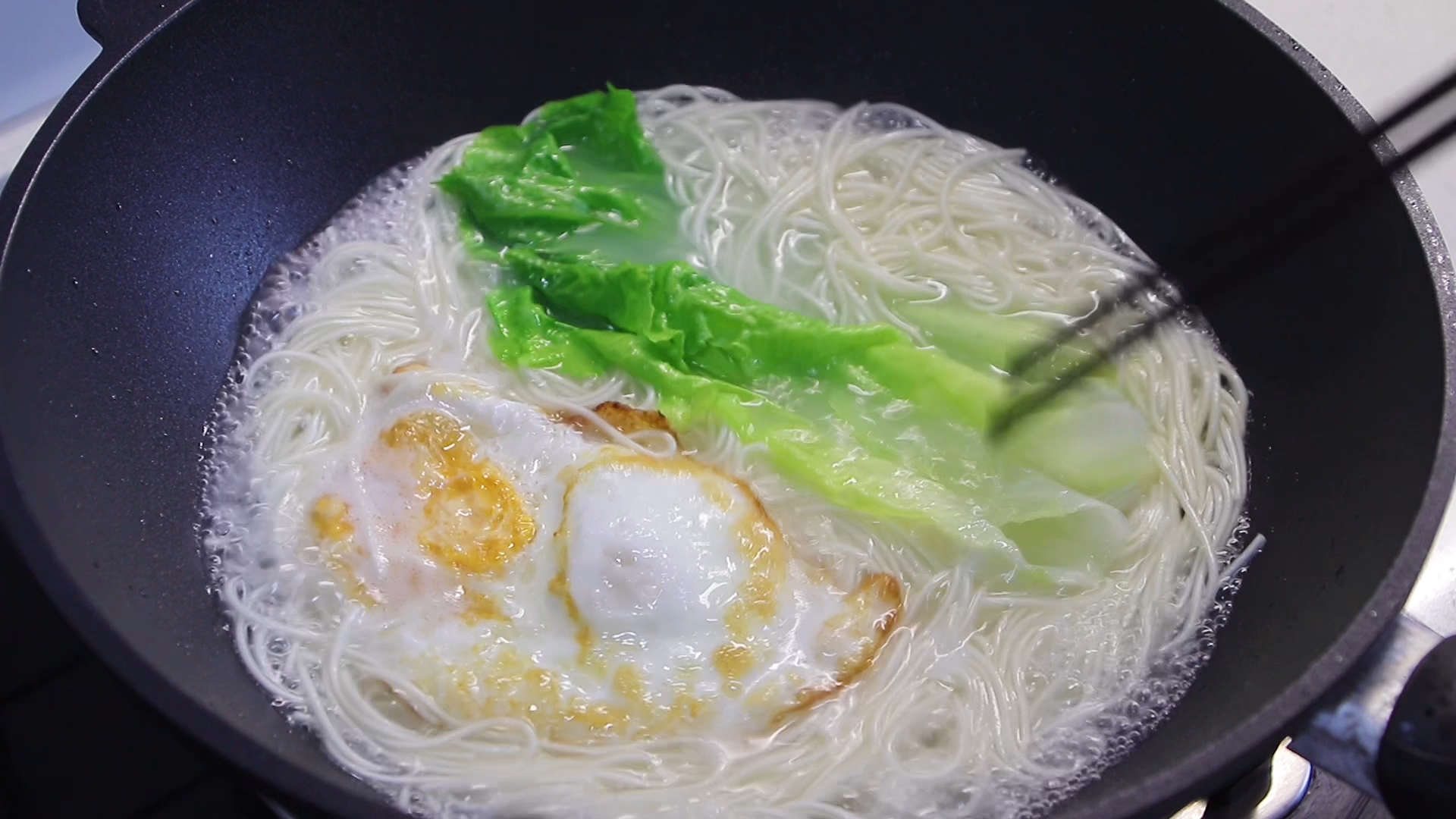 煮面条水开下锅还是凉水下锅？原来是根据面来决定的，很多人不懂