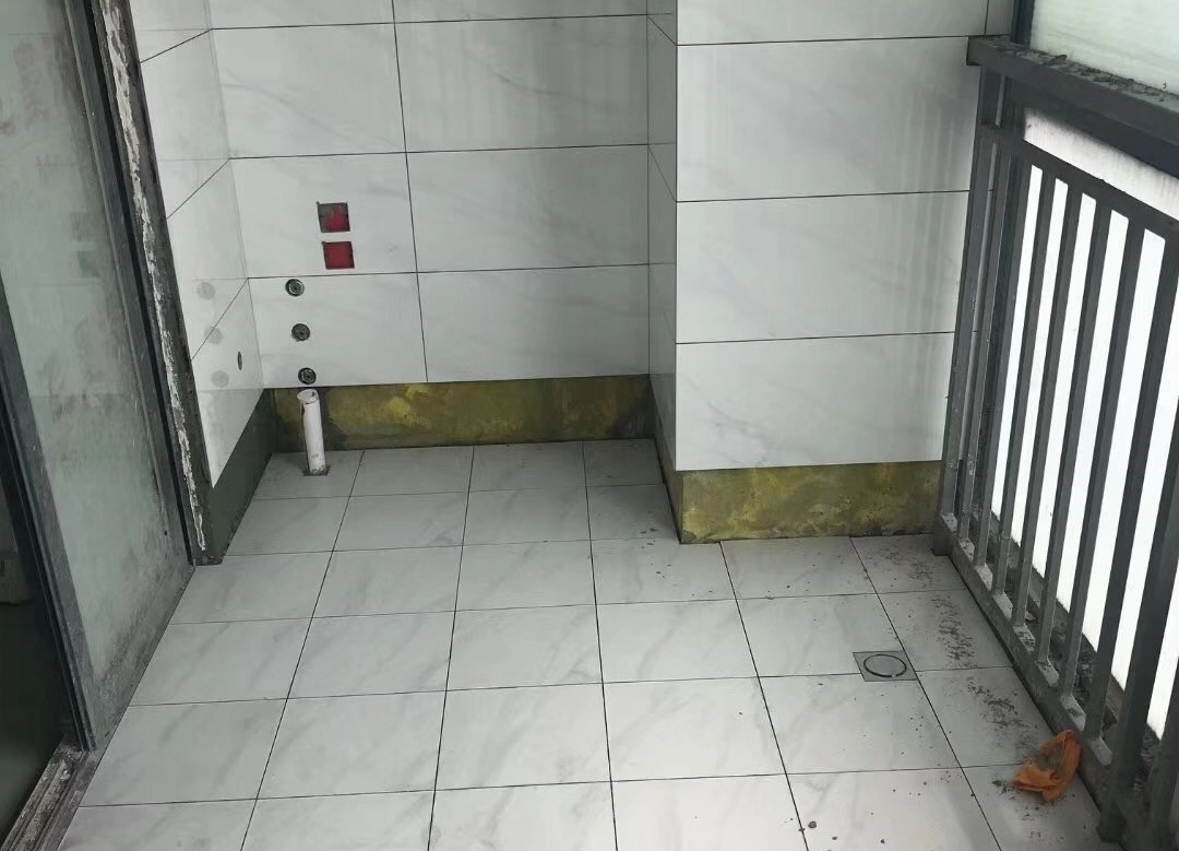 装修工人图省事，卫生间瓷砖没铺好，当初真该早早让他走人