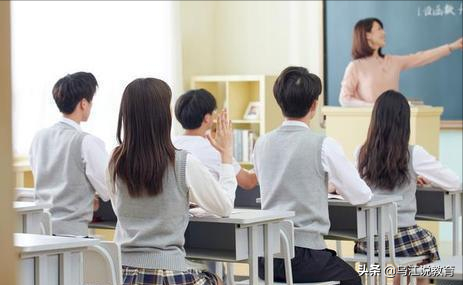 假如教师工资与公务员待遇一样，谁愿意牺牲休息时间去赚钱？