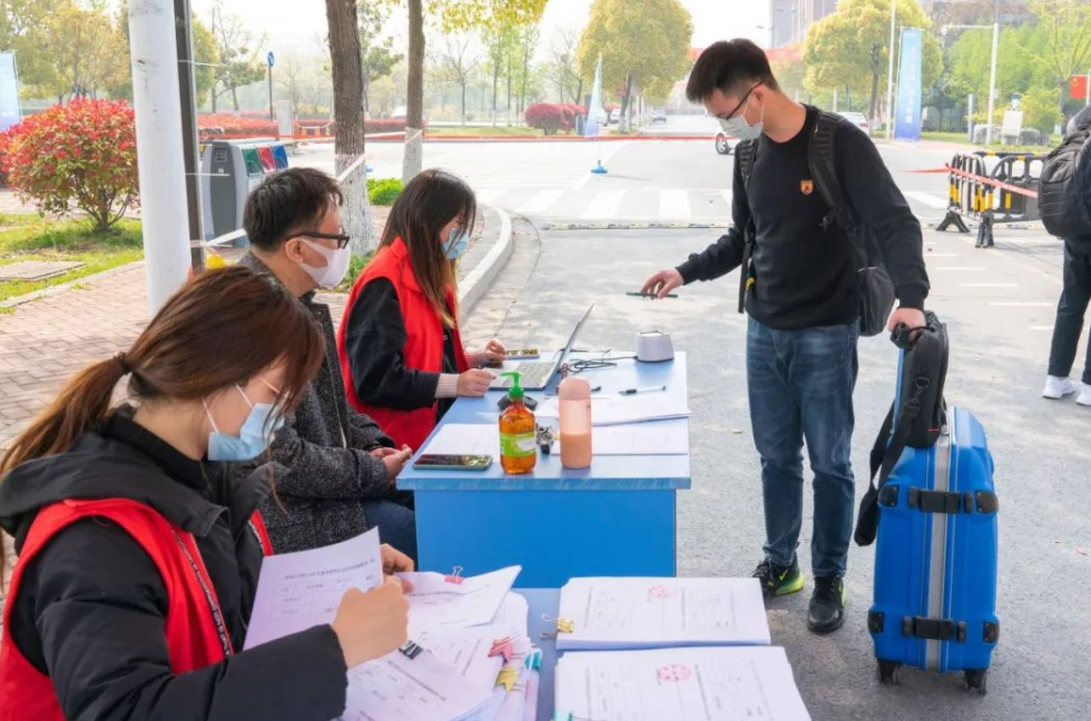 985高校宿舍惨遭嫌弃，新生表示好像“贫民窟”，看后想回去复读