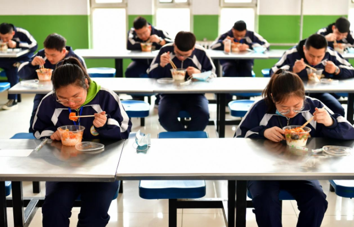 高中生在校门口“蹲着”吃饭，家长一旁观看，是溺爱还是关爱？