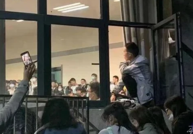 武汉大学“恋爱心理学”火爆，学生爬窗听课，网友：对学习的渴望