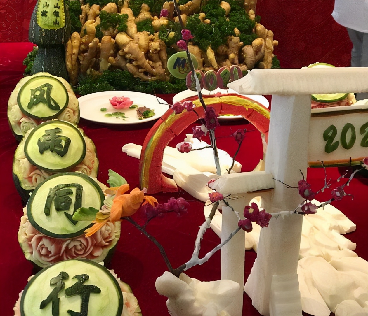 深圳大学食堂走红，整体风格阴森恐怖，学生直言吃饭像是在渡劫