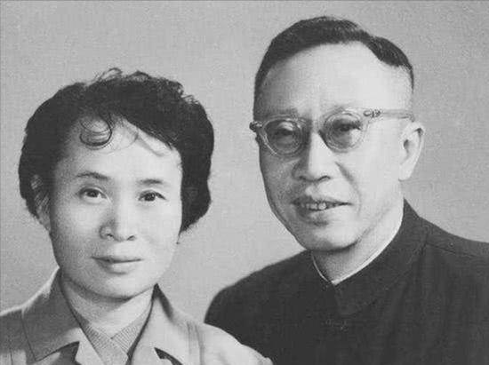 1995年，李淑贤将丈夫溥仪的骨灰移出八宝山，让他与别的女人合葬