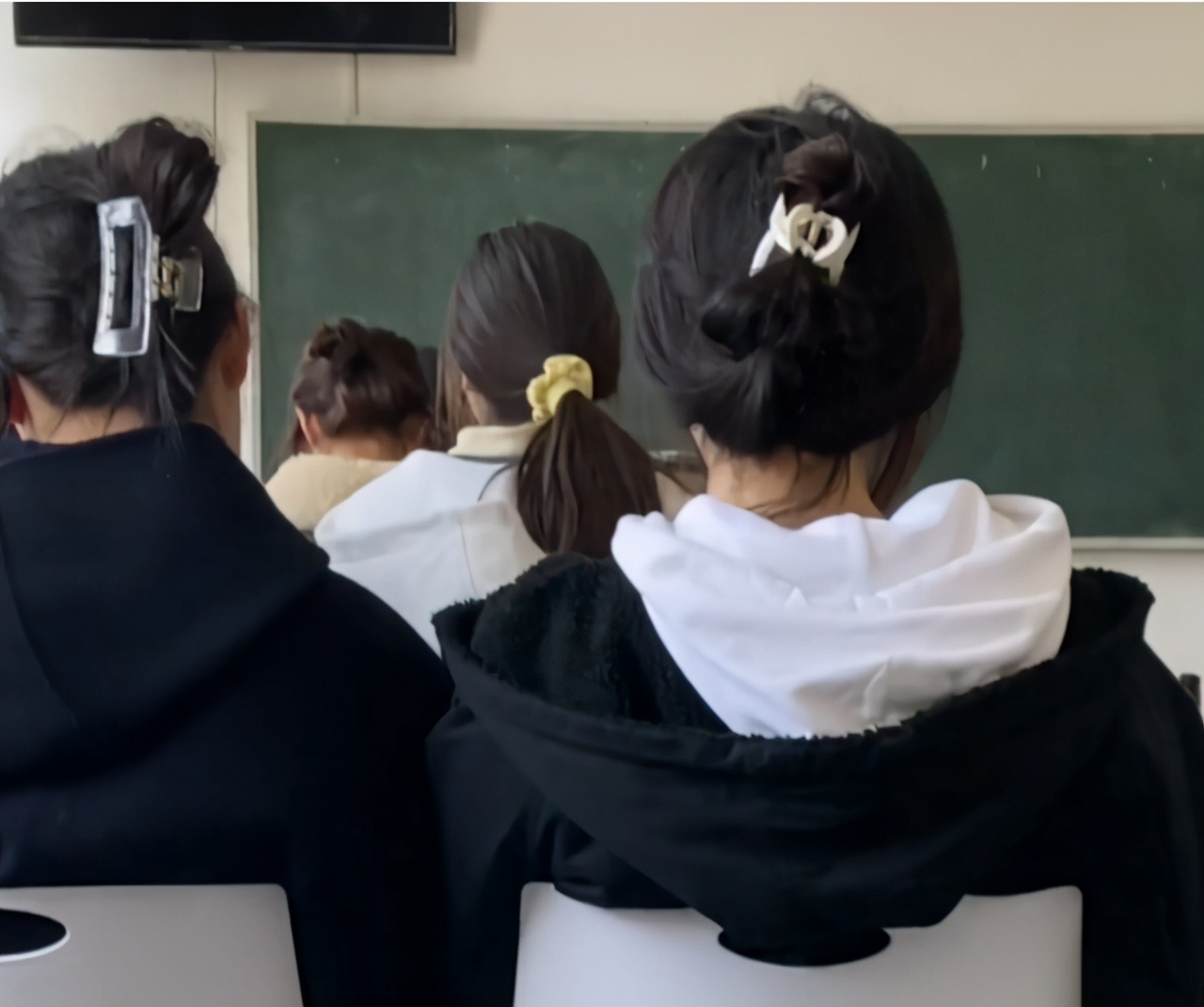 当代女大学生的“迷惑发型”，被钢铁直男调侃：乍一看好像我奶奶