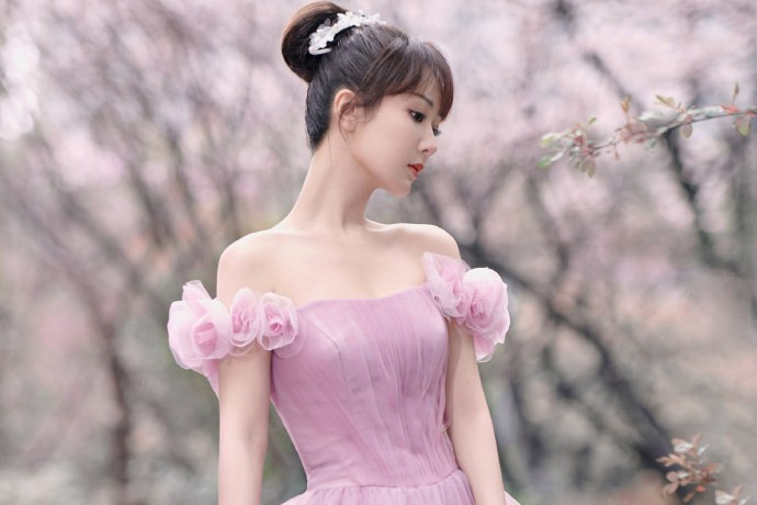 “国民闺女”杨紫穿镶钻蕾丝裙，胸口低到露出事业线，性感美艳