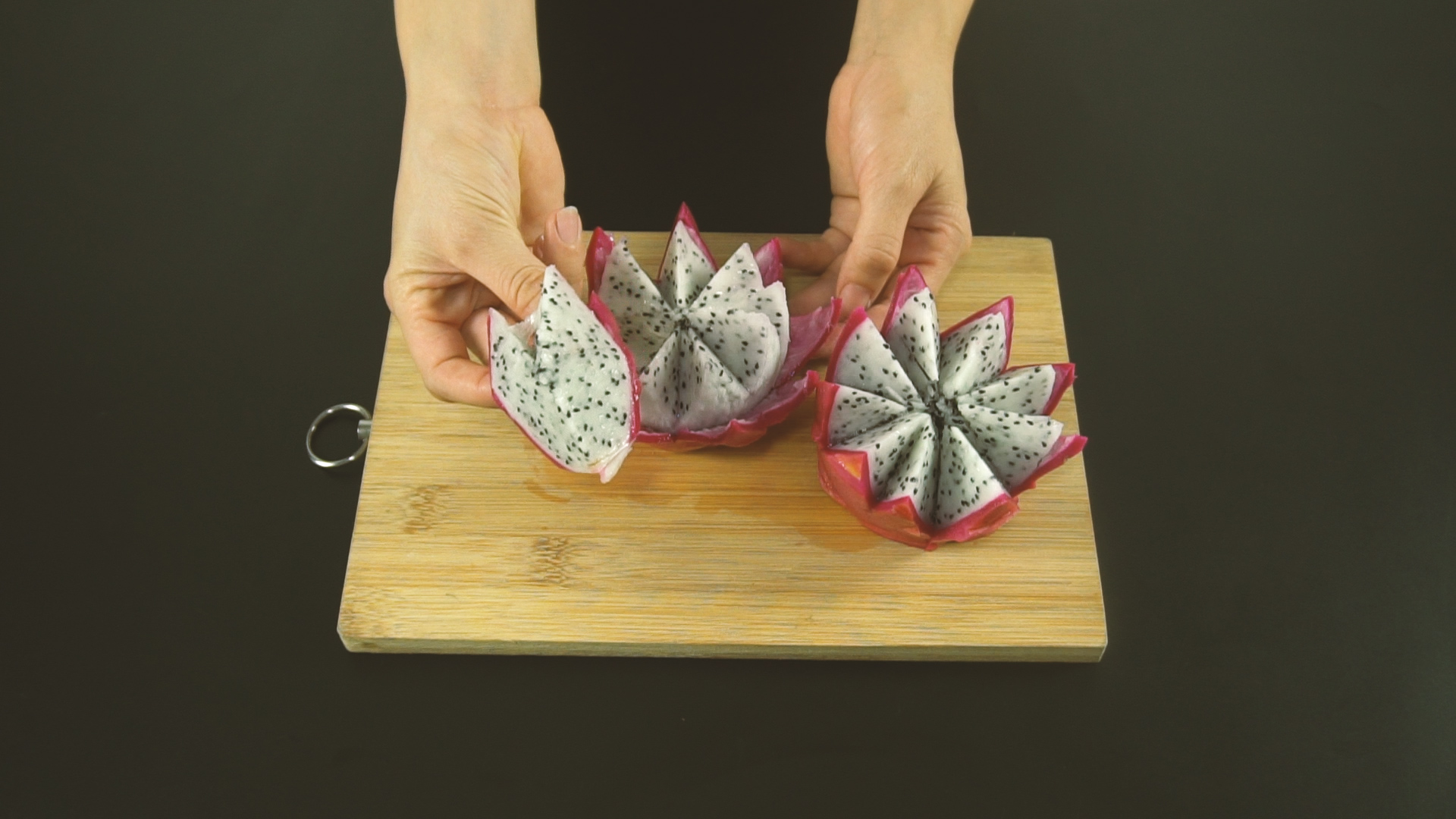 火龙果切丁的步骤图解(火龙果的创意切法)