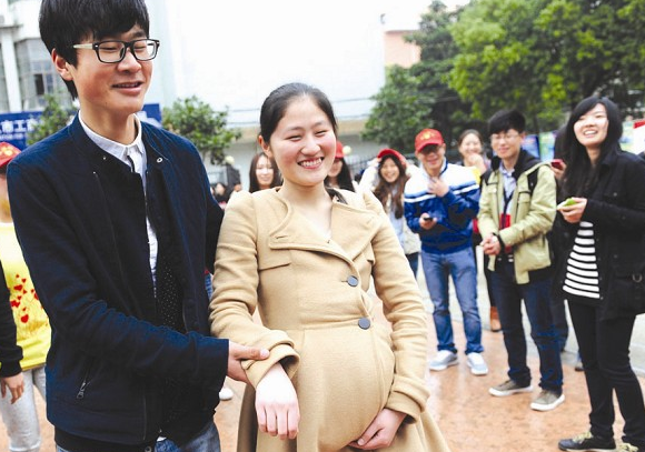 女大学生为啥没毕业就结婚生子？原因很扎心，大学生们要引以为戒